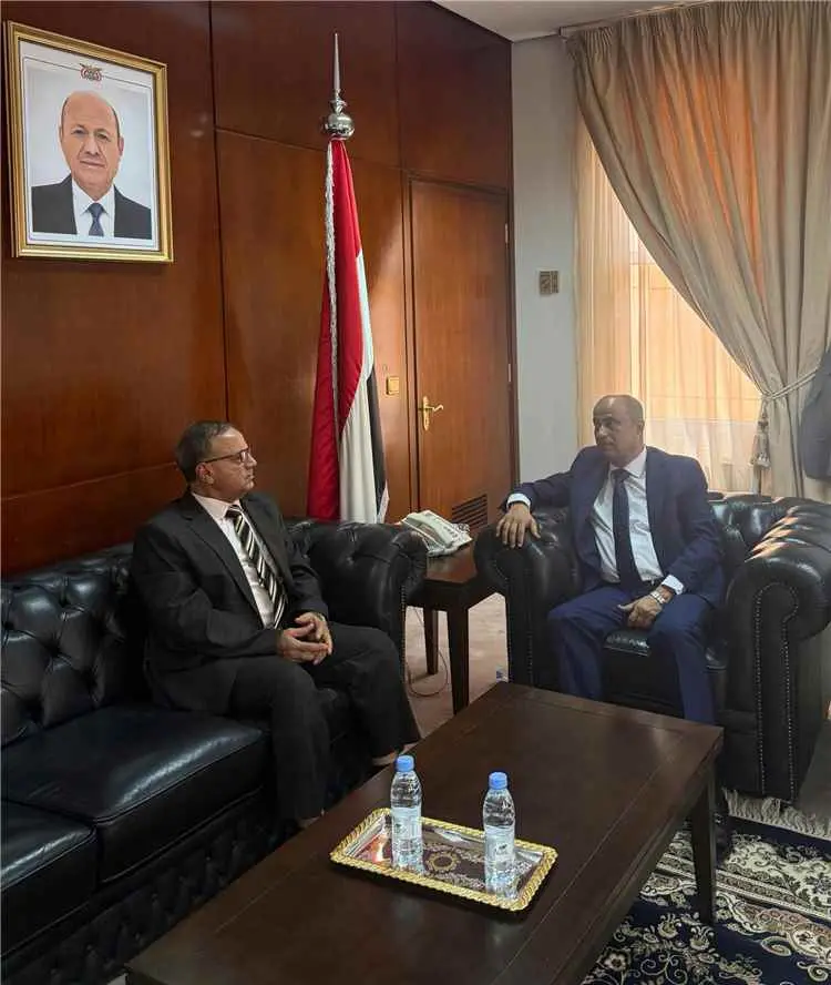 لصور يزور السفارة اليمنية في الرياض ويهنئ بن بريك...