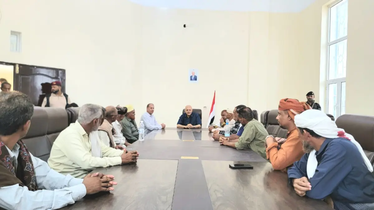محافظ تعز يطلع على أضرار مرفأ باب المندب ويشيد بيق...