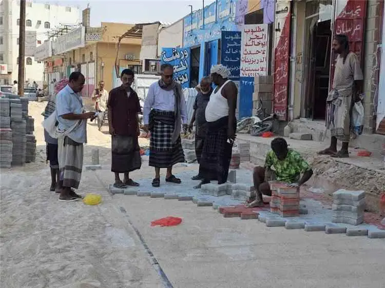 مدير عام عتق يدشن رصف الأرصفة بشارع الـ40