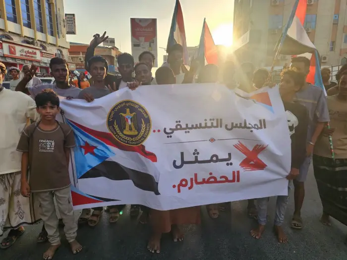حشود حضرموت تكسر حصار المكلا لإحياء ذكرى الجيش الج...