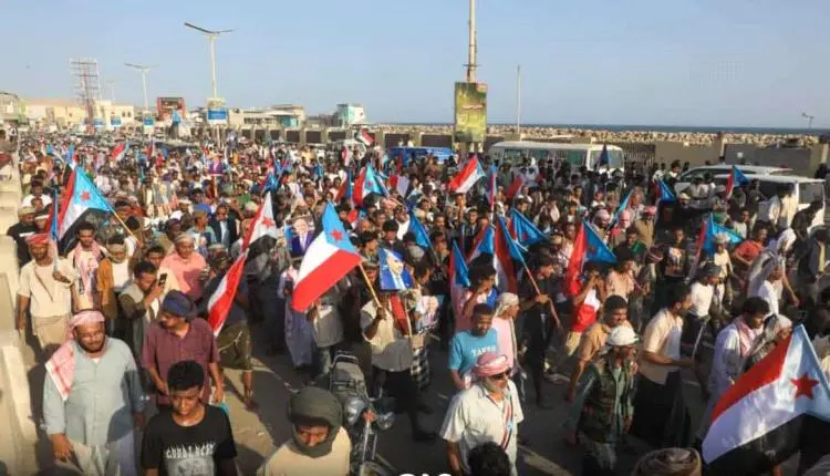 رغم الحصار والترهيب.. أبناء حضرموت يجتاوزون حواجز...