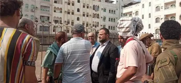 اليزيدي يواصل إشرافه الميداني على حملة النظافة الشاملة ويوجه بإعادة تأهيل حديقة الحي التجاري بالمنصورة