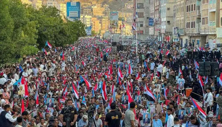 وكالة إماراتية: مليونية "الجيش الجنوبي" في عدن وحضرموت تبعث رسائل حاسمة.