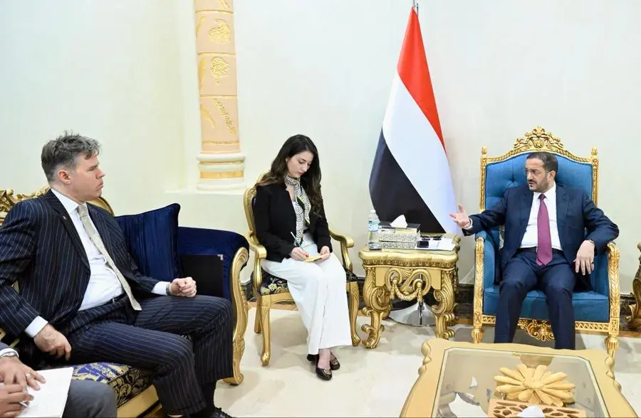 عضو مجلس القيادة الرئاسي عثمان مجلي يلتقي القائم ب...