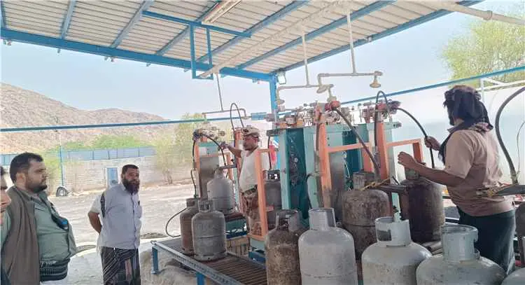 مندوب شركة الغاز بأبين يشرف ميدانياً على توزيع الغ...
