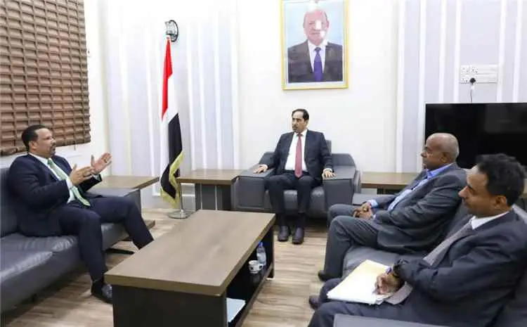 الوزير البكري يُناقش مع مدير المؤسسة الاقتصادية تع...