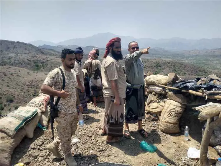 القائد محمد علي الحوشبي يتفقد الخطوط الأمامية في ج...