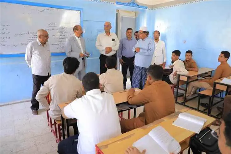 الوكيل بارباع يدشن العام الدراسي الجديد بمدارس وادي وصحراء حضرموت