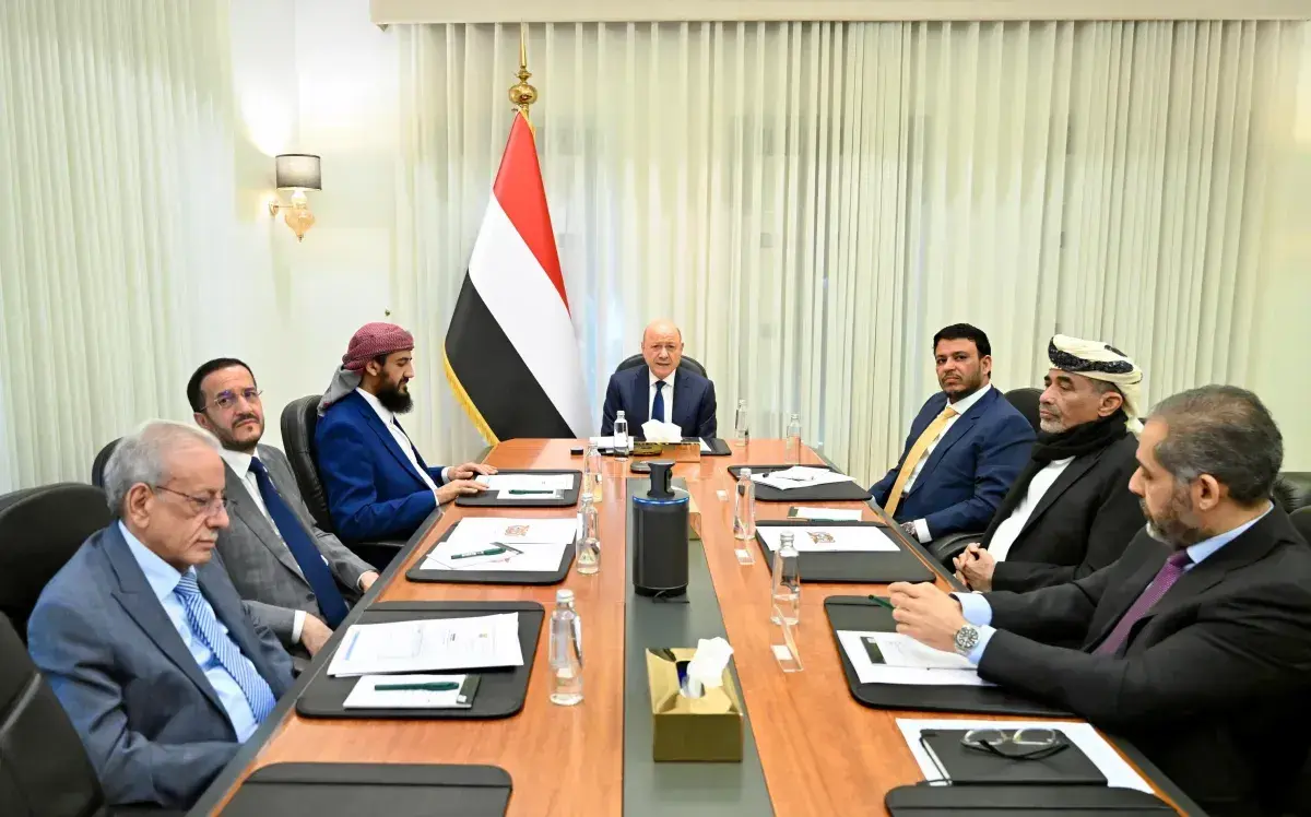 العليمي يرأس اجتماعاً مشتركاً لمجلس القيادة والحكو...