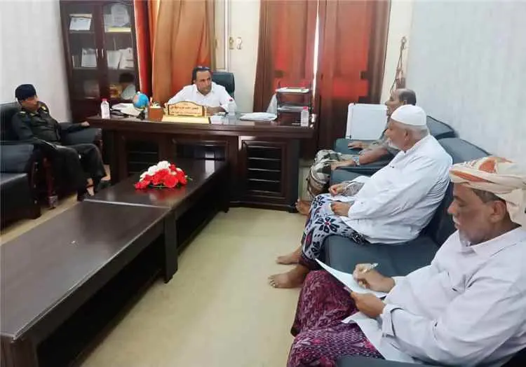 مدير عام قشن يترأس اجتماعًا لاتخاذ إجراءات حازمة ل...