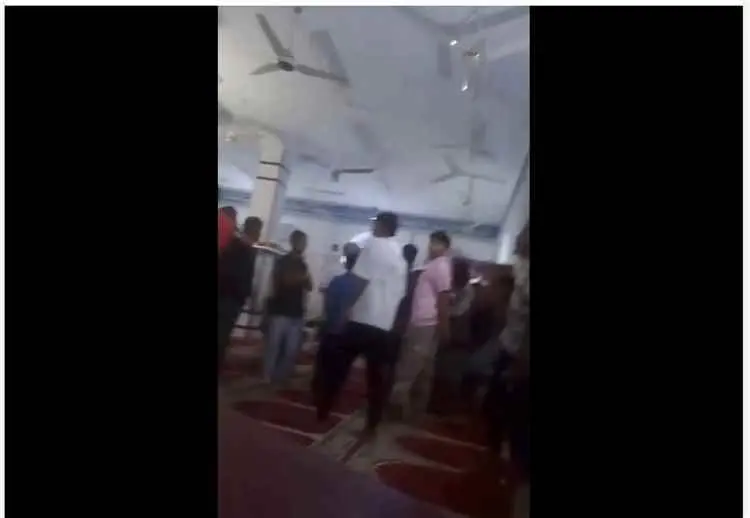 متطرف يهدد بتفجير قنبلة يدوية في مسجد بعدن والاهال...