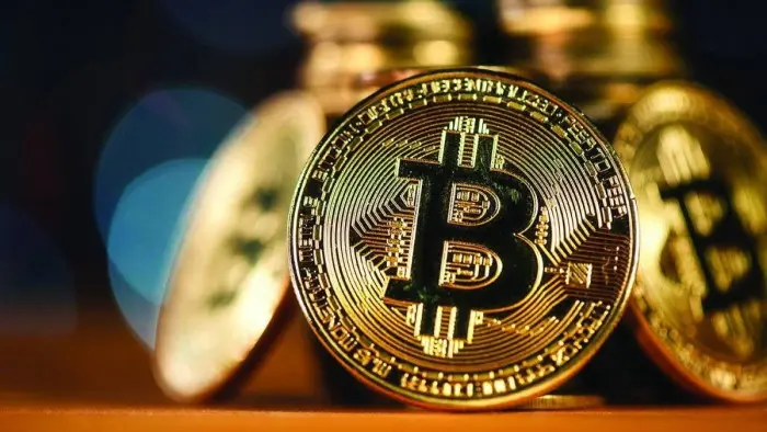 تباين أداء العملات المشفرة وسط توقعات رفع الفائدة