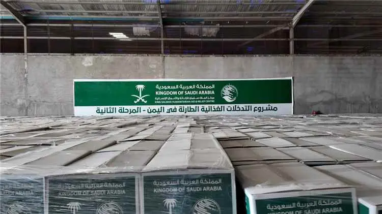 وصول 11 شاحنة إغاثية لمحافظة لحج مقدمة من مركز الم...