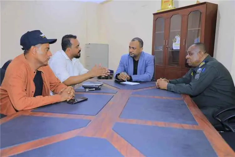 الوكيل باعلوي يناقش مع قيادة مكتب الشباب واتحاد ال...