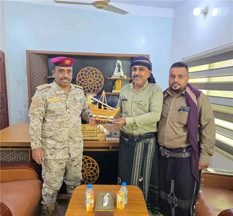 قائد خفر السواحل بحضرموت يكرّم ملتقيي صابر وطالب ر...