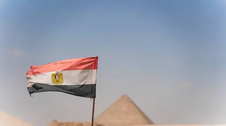 استطلاع: انكماش القطاع غير النفطي في مصر بأبطأ وتي...