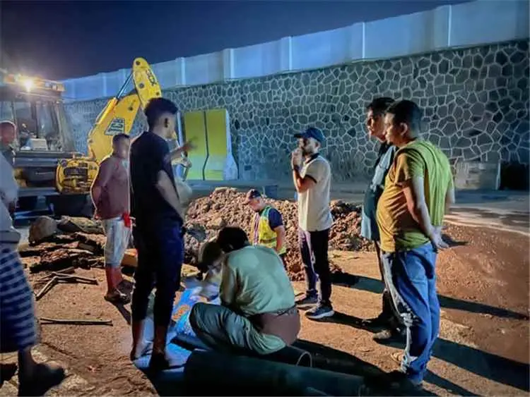 بن جرادي يطلع على أعمال إصلاح كسر في خط المياه الم...