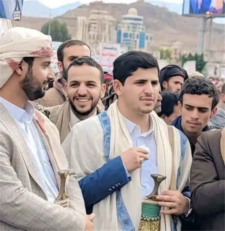 زعيم الحوثيين يمهّد لتوريث نجله وإقصاء منافسيه داخ...