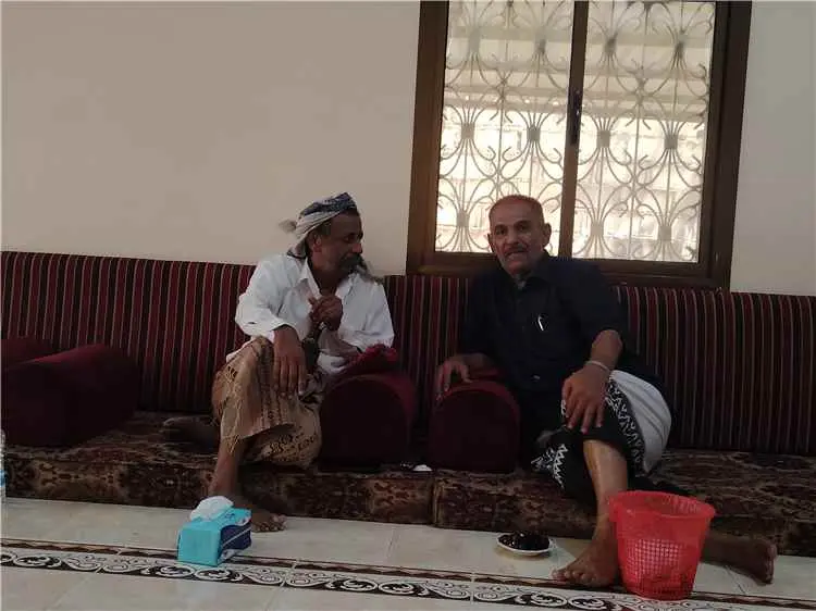 الواحدي في زيارة للشيخ عادل عوض العاقل بعد عودته إلى أرض الوطن للاطمئنان على صحته