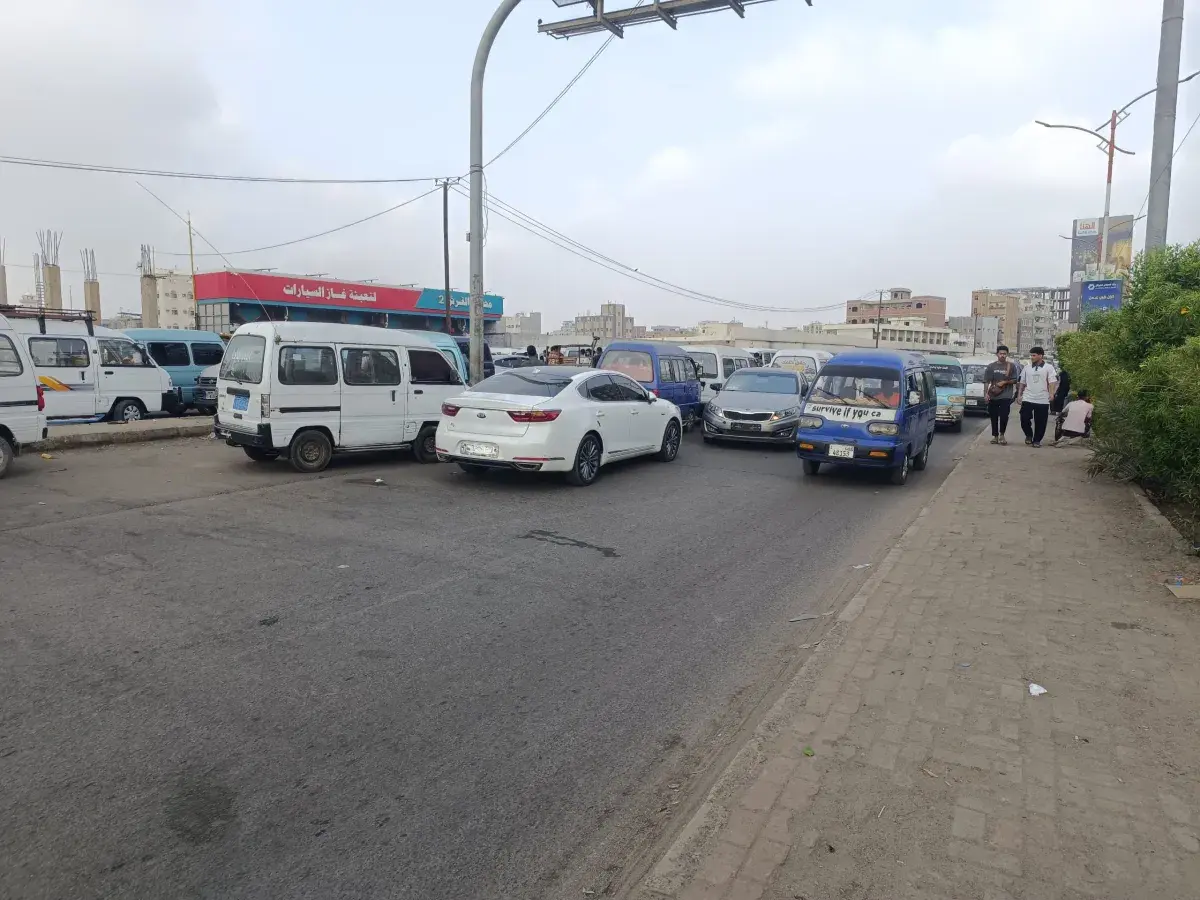 طوابير الغاز تشل حركة المرور في عدن وسط غياب الرقا...
