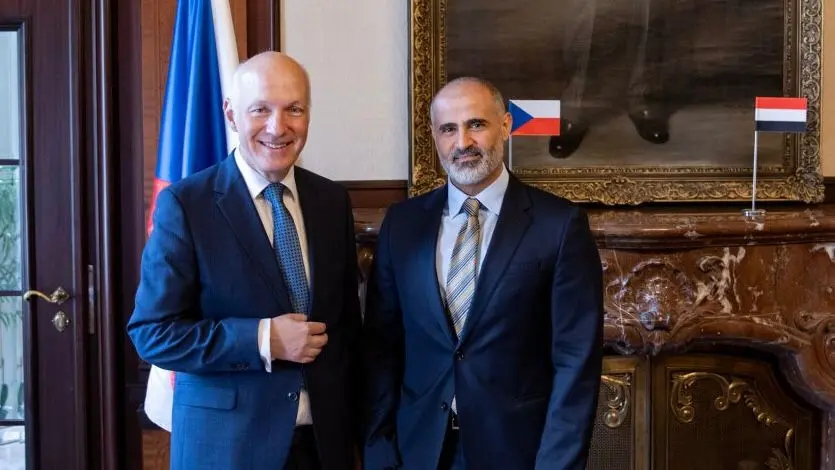 السفير الحضرمي يناقش مع عضو في مجلس الشيوخ التشيكي...