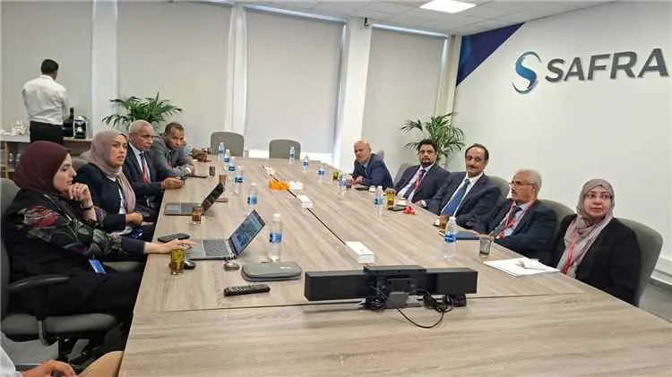 وزير التعليم الفني يطلع على تجربة التكوين في صناعة...