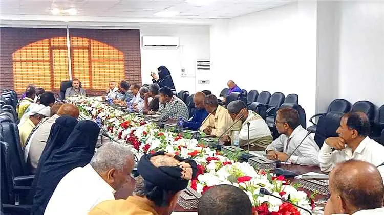 محافظ لحج يلتقي قيادات التربية والنقابات ويؤكد دعم...