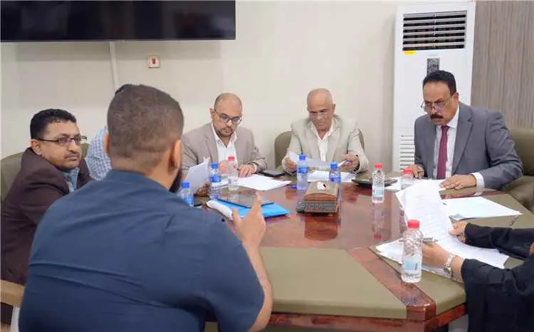 وزير الأشغال يرأس لجنة مقابلة المتقدمين لشغل وظيفة...