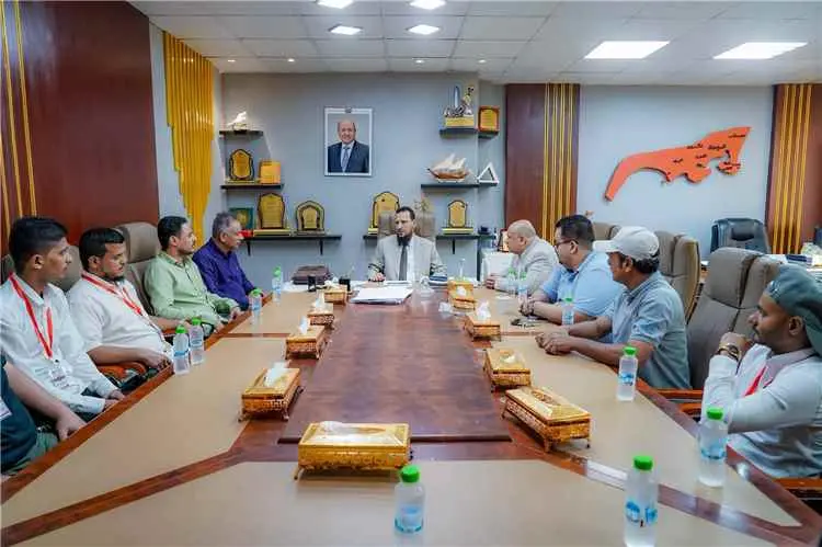 محافظ العاصمة عدن يكرّم أوائل طلاب معاهد التعليم ا...