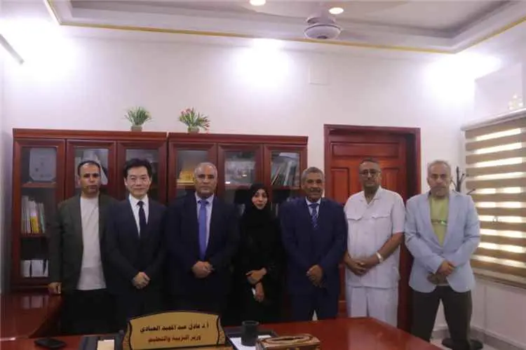 وزير التربية العبادي يبحث مع وفد شركة خان لوسنغ ال...