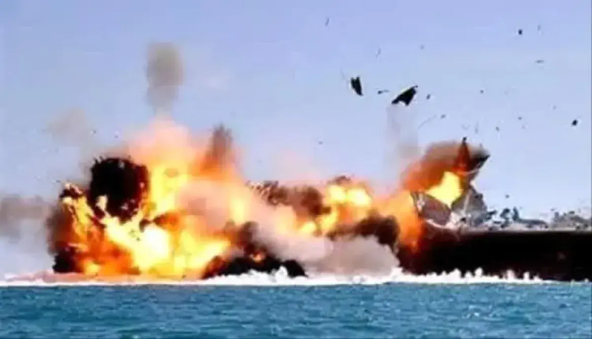 اشتبكات عنيفة في جبهات الساحل وتدمير زورق حوثي مفخ...