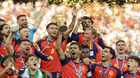 بعد التتويج بكأس العالم.. لاعب منتخب إسبانيا يعلن...