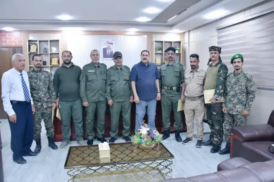 مدير أمن عدن يكرم قيادتي وضباط شرطة الممدارة والشيخ عثمان تقديرا لجهودهم الأمنية.