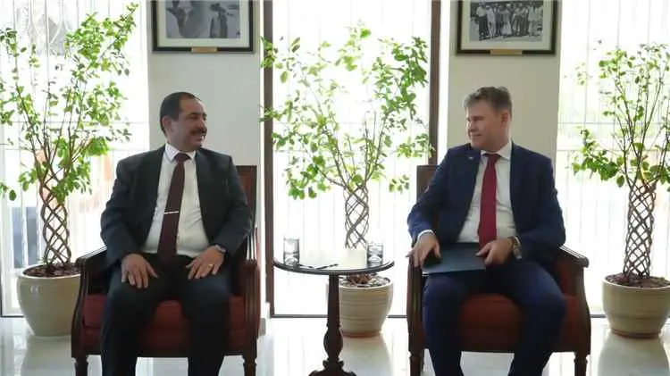 وزير الداخلية يبحث مع القائم بأعمال السفارة الأمري...