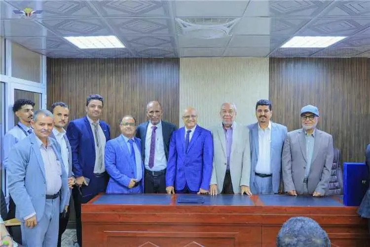 وكيل الطيران المدني يكرم ثلاثة من قيادات الهيئة ال...