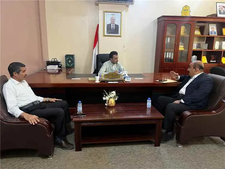الوكيل الجيلاني يبحث مع قيادة تربية ساحل حضرموت ان...