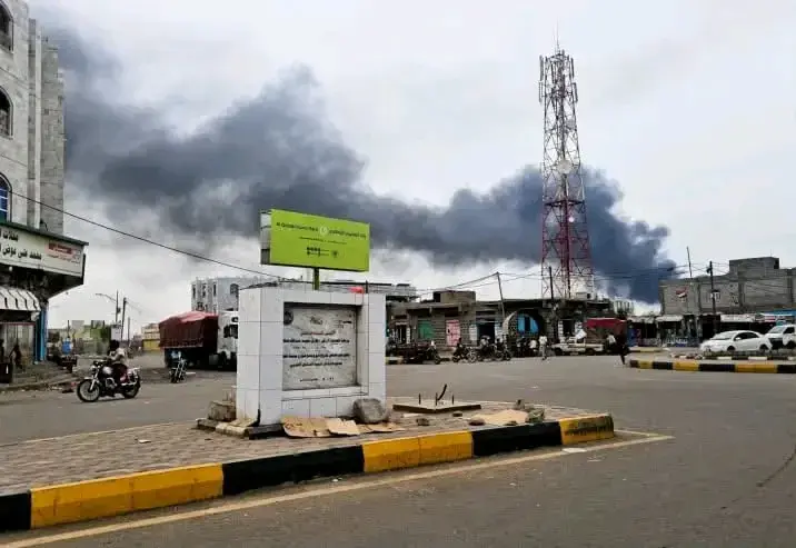 بعد فشلهم في الجبهات.. الحوثيون يقصفون مطعماً ومدر...