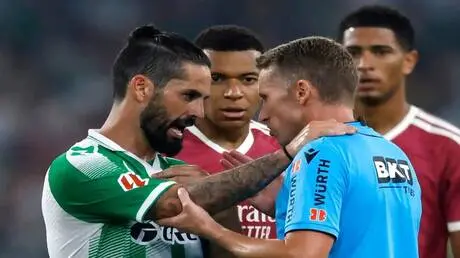 قناة ريال مدريد تشن هجوما لاذعا على التحكيم بعد ال...