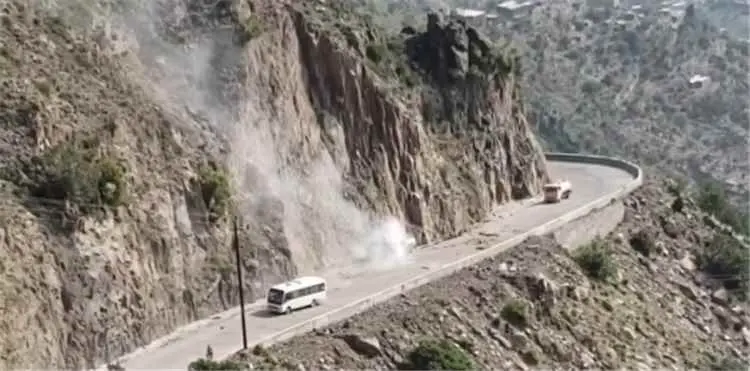 مقتل 4 مدنيين وإصابة 9 جراء قصف حوثي طريق هيجة الع...