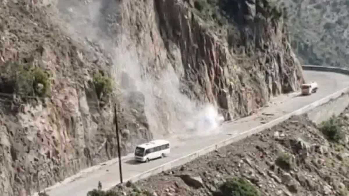 مقتل وإصابة 13 مدنياً بقصف حوثي استهدف طريقاً بجنوب غرب اليمن