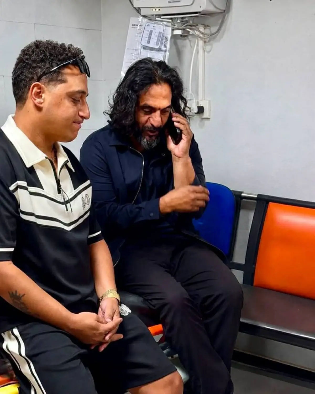 الصورة الأولى للفنان بهاء سلطان من مستشفى العلمين بعد الحادث