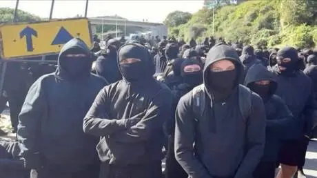 احتجاجا على الهجرة.. مئات المتظاهرين الملثمين يغلق...