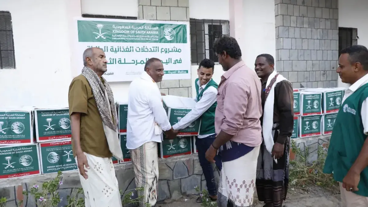 مركز الملك سلمان يوزع مساعدات غذائية طارئة للأسر ا...