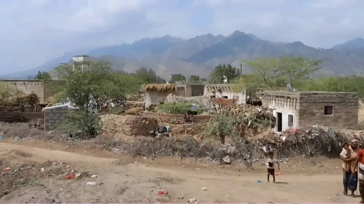 إصابة عدد من النازحين بقصف حوثي على قرية الحيمة جن...