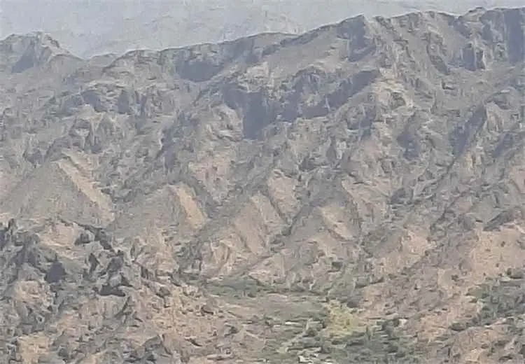 قذيفة حوثية تصيب مسنّة وطفلًا وتدفع سكانًا للنزوح...