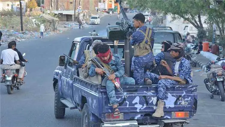 تصعيد واسع بين الحكومة الشرعية والحوثيين: غارات وم...