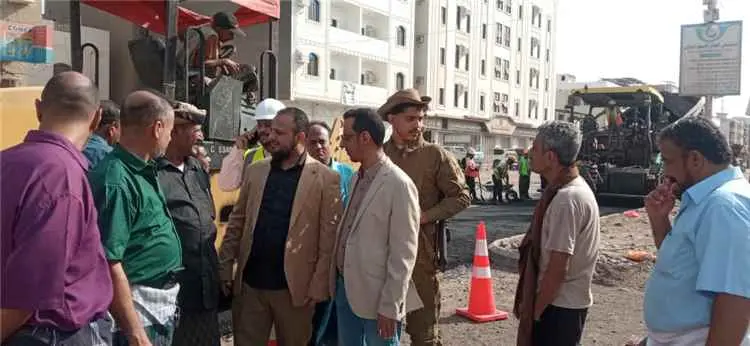 عدن.. اليزيدي يدشن سفلتة طريق جولة البيرق – شرطة ك...