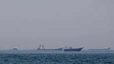 أشهر من الرعب والانتظار.. شهادات بحارة مصريين عالق...