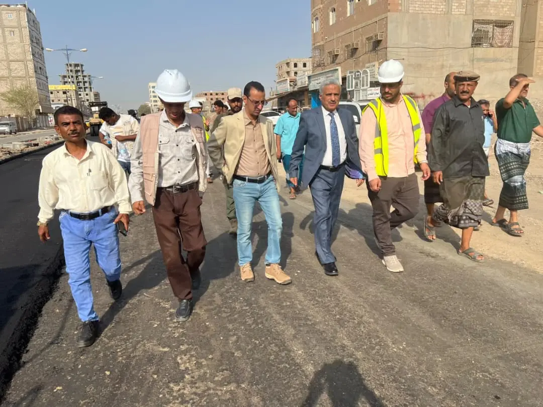 رئيس صندوق صيانة الطرق يطلع على مستوى الإنجاز في م...