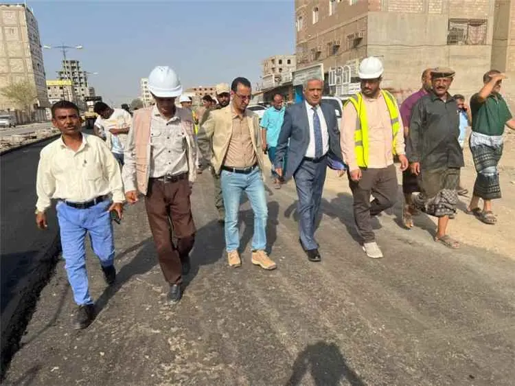 رئيس صندوق صيانة الطرق يطلع على مستوى الإنجاز في م...